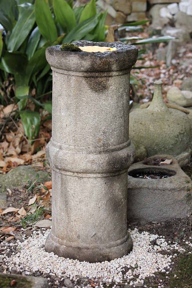 柱の水鉢