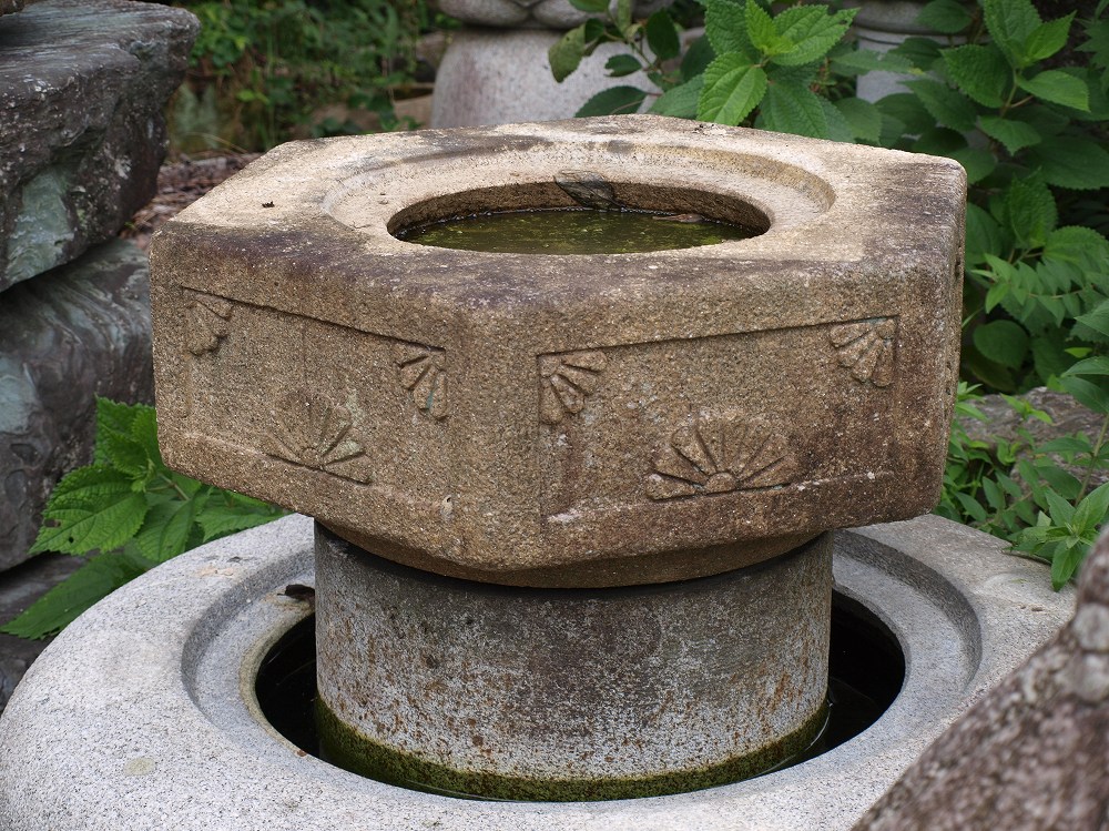 六角水鉢（菊）№173