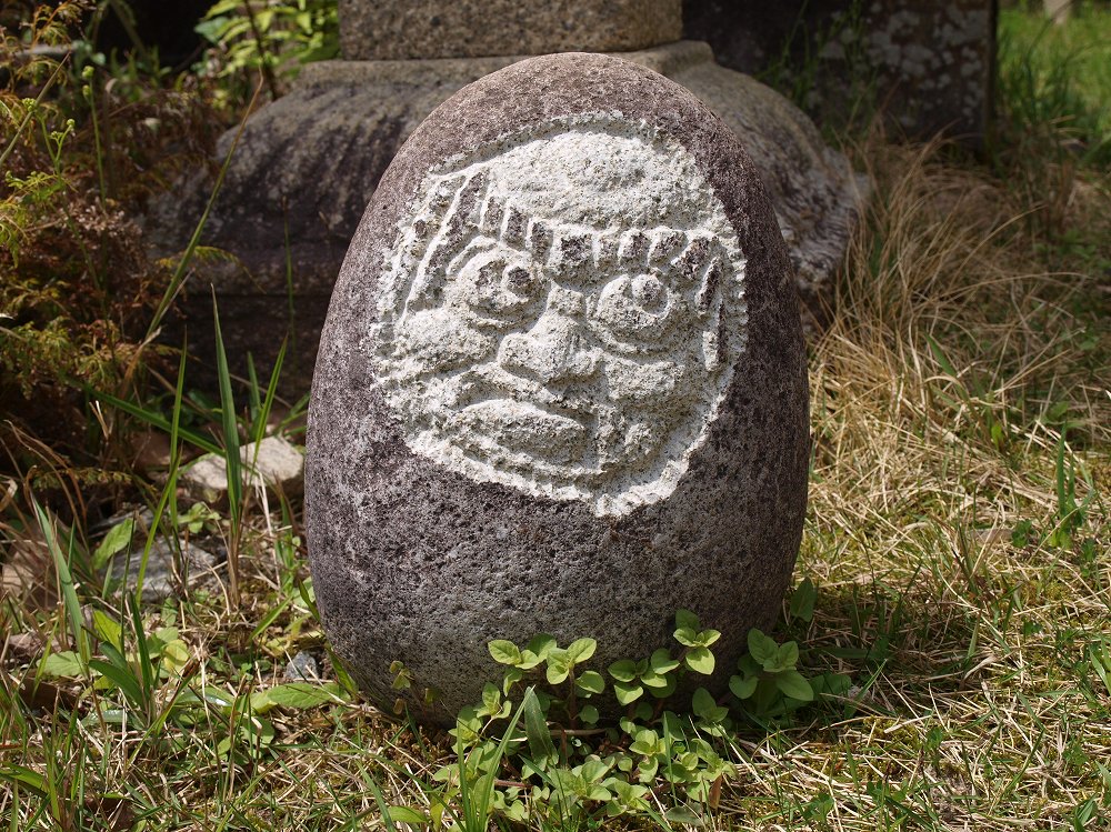 達磨（ダルマ）　味噌桶の玉石