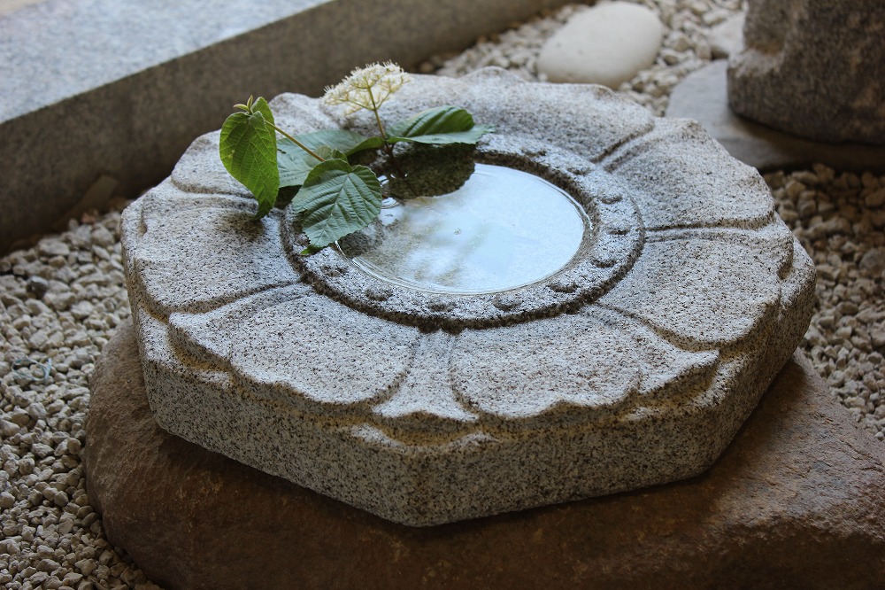 花弁の水盤