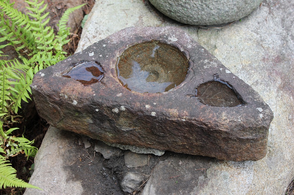 水鉢　本鞍馬石　（三角）