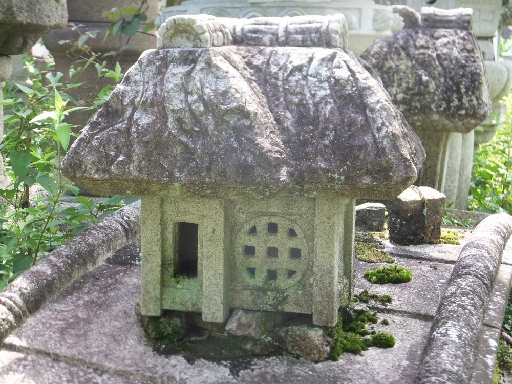 美しい古美術◼️蔵から美しい緑色の生け花の鉢が出てきました。花道具、茶道具、骨董 水蛍の製品案内愛知県岡崎市の石灯篭・水鉢蹲など石材製品の製造
